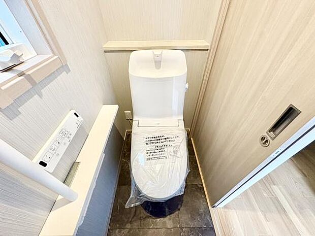 ■■Toilet■■清潔な空間を保ちたいトイレはオフホワイトでまとめました。毎日使う場所だからこそお手入れも楽々にできる機能が搭載されております。汚れが付着しにくい便器はお掃除も楽々です。