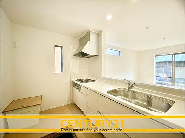 ■■広々キッチン■■大型の冷蔵庫やレンジボードもしっかり置ける広々としたキッチンスペースが大事。ゆとりある空間で作業ができるとお料理の腕も日に日に上がりそうな気がしてきます。