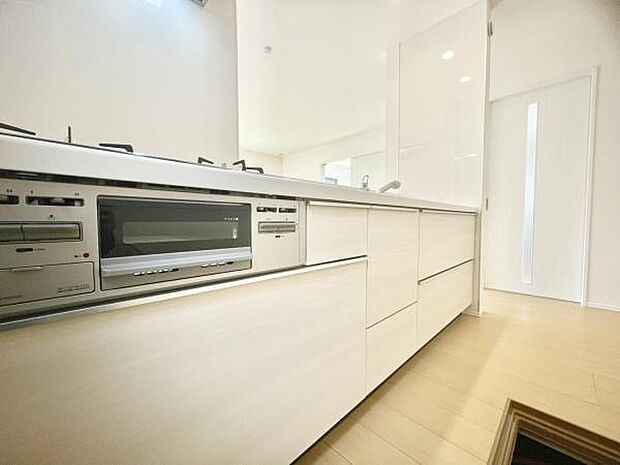 ■■対面キッチン■■リビングで寛ぐ家族や小さなお子様を見守りながら料理が出来る「対面式の温もり設計」。※現地写真を一部加工しています。実際の室内状況は現況優先となります。