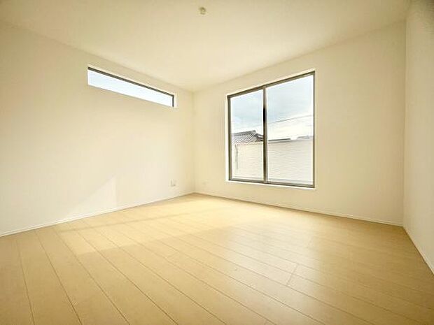 ■■メインベッドルーム■■クローゼット付の広い主寝室。プライベートを保ちながらもバランスよく配置された窓から緩やかな陽が射し込み、広い空間を光が満たしていきます。