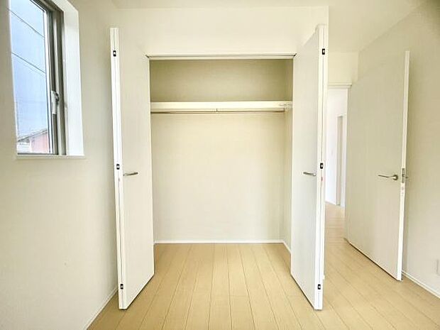 ■■closet■■クローゼットはスーツ類から丈の長いコート類まで何でも収納できる便利なスペースです。衣装ケースと併用することでセーター類なども収納でき自分だけのスペースにカスタマイズできます。