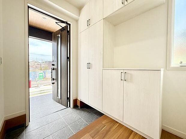 ■■玄関■■人を迎え入れる最初の場所だからこそ、清潔感がある空間にして頂ける様にゆとりあるシューズボックスを設置しました。おでかけの時も帰った時も、「我が家」を最初に感じでもらえる素敵な空間に。