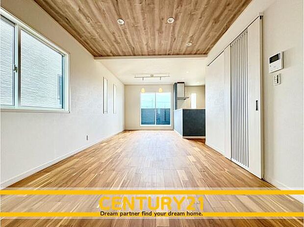 ■■ステキな時間を！■■忙しい朝でも、しっかり家族が揃って食事をして頂けるゆとりある大きさのダイニングスペース。奥様が作る手料理をカウンター越しに受けとって頂き、テーブルで囲む素敵な時間を存分に。