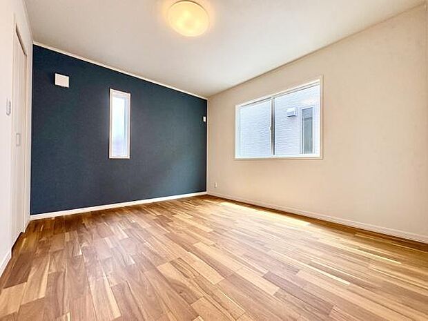 ■■メインベッドルーム■■クローゼット付の広い主寝室。プライベートを保ちながらもバランスよく配置された窓から緩やかな陽が射し込み、広い空間を光が満たしていきます。