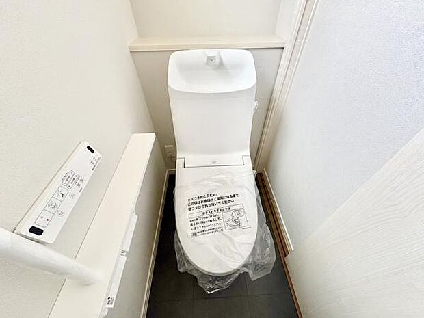 ■■Toilet■■清潔な空間を保ちたいトイレはオフホワイトでまとめました。毎日使う場所だからこそお手入れも楽々にできる機能が搭載されております。汚れが付着しにくい便器はお掃除も楽々です。