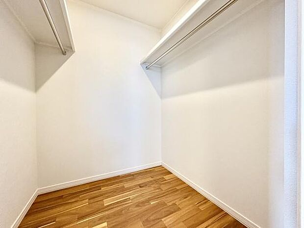 ■■何でも入る■■各居室のクローゼットはスーツ類から丈の長いコート類まで何でも収納できる便利なスペースです。衣装ケースと併用することでセーター類なども収納でき自分だけのスペースにできます。