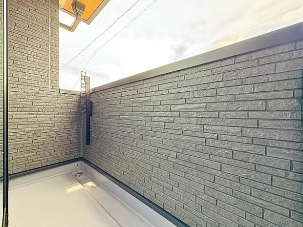 ■■開放感感じるバルコニー■■頬をなでる優しい風を感じることが出来るバルコニー。つい深呼吸をしたくなる気持ちの良い場所はこのお部屋の自慢です。お洗濯物を干すスペースとしても十分な広さがあります。