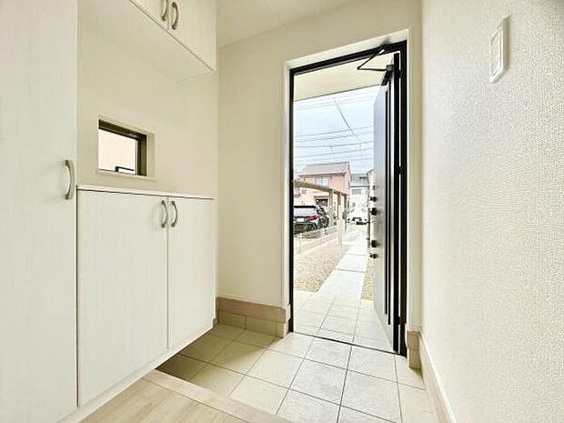 ■■玄関■■人を迎え入れる最初の場所だからこそ、清潔感がある空間にして頂ける様にゆとりあるシューズボックスを設置しました。おでかけの時も帰った時も、「我が家」を最初に感じでもらえる素敵な空間に。