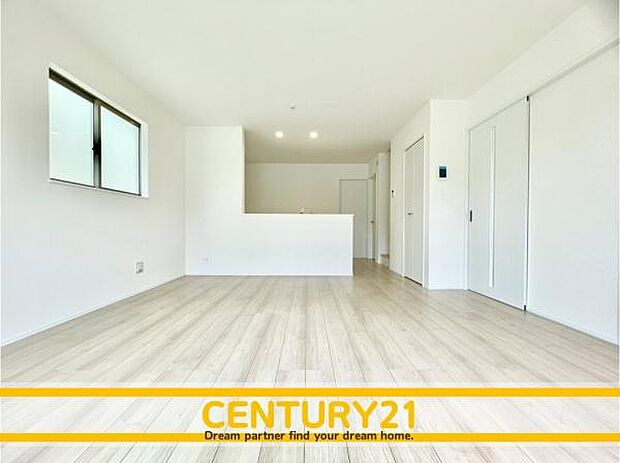 ■■ステキな時間を!■■忙しい朝でも、しっかり家族が揃って食事をして頂けるゆとりある大きさのダイニングスペース。奥様が作る手料理をカウンター越しに受けとって頂き、テーブルで囲む素敵な時間を存分に。