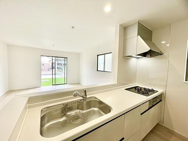 ■■浄水器付シャワー切替水栓■■浄水器がカルキその他を除去。美味しい水を提供してくれます。ヘッドはシャワーや浄水に切り替え可能でノズルが延びる可動式。キッチン作業が楽しくなりますね。