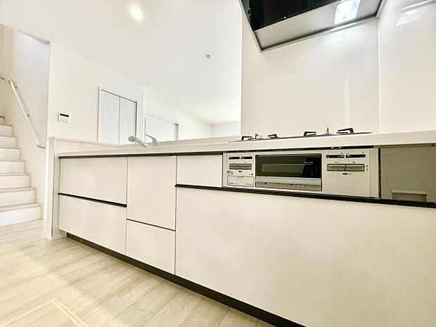 ■■対面キッチン■■キッチンは収納数もさる事ながら、リビングで寛ぐ家族や小さなお子様を見守りながら料理が出来る「対面式の温もり設計」。キッチンから立ち込める香りが今日の料理を期待させます