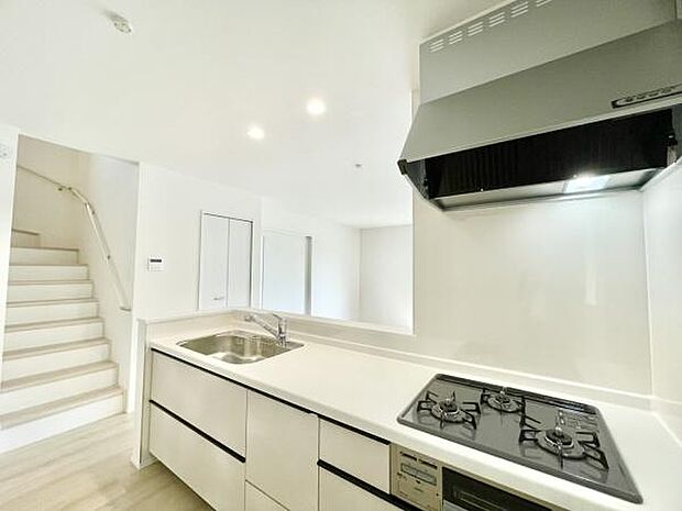 ■■キッチン■■家族や友人と味わう料理。会話を楽しみながら作りたいものですね。カウンターキッチンで一体感のあるLDKならそれも可能です。