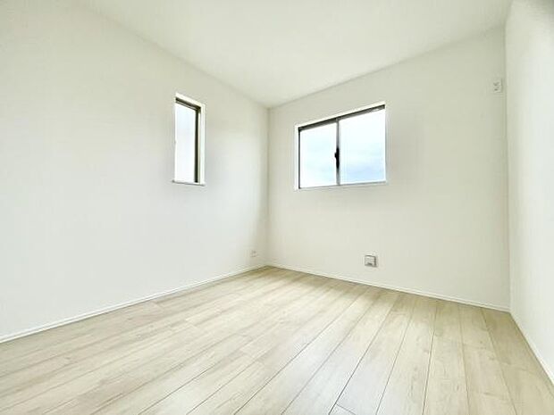 ■■居室■■各居室ごとにデザイン性のある窓を配置しました。壁面にはデスクやベット等の家具を置きやすいように高さや位置にも配慮しました。自分だけのお気に入りの空間を是非ご体感下さい。