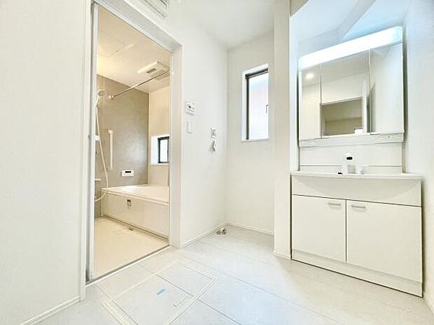 ■■清潔な空間■■毎日使うものだから清潔な空間を保ちたい水回り。洗面にはそんな願いを解消させてくれる収納アイデアが満載です。三面鏡の裏側にはキャビネットが現れ小物から背の高い物まで収納できます。