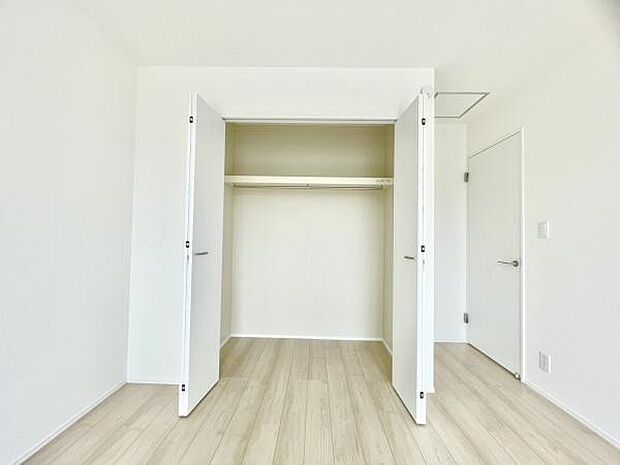 ■■ウォークインクローゼット■■スーツ類から丈の長いコート類まで何でも収納できる便利なスペースです。衣装ケースと併用することでセーター類なども収納でき自分だけのスペースにカスタマイズできます。