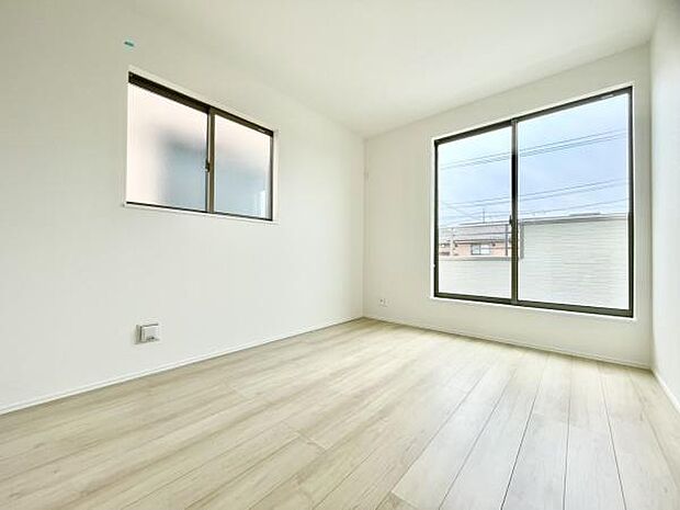 ■■明るい居室■■温もりある自然光を感じていただける居室です。飽きのこないナチュラルカラーの床にホワイトの壁紙は、色褪せることのない心地良さを作ります。