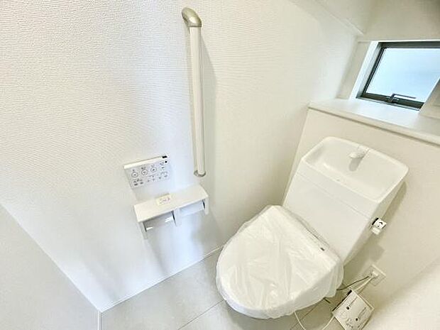 ■■Toilet■■清潔な空間を保ちたいトイレはオフホワイトでまとめました。毎日使う場所だからこそお手入れも楽々にできる機能が搭載されております。汚れが付着しにくい便器はお掃除も楽々です。