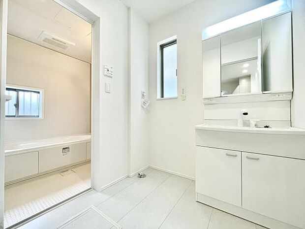 ■■清潔な空間■■毎日使うものだから清潔な空間を保ちたい水回り。洗面にはそんな願いを解消させてくれる収納アイデアが満載です。三面鏡の裏側にはキャビネットが現れ小物から背の高い物まで収納できます。