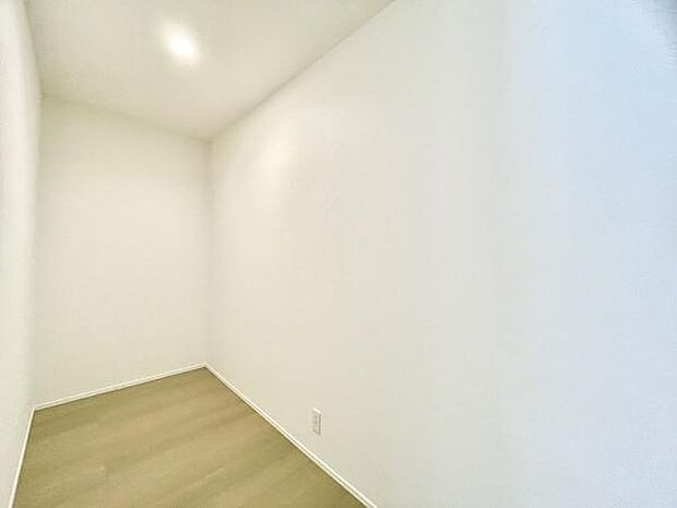 ■■ウォークインクローゼット■■スーツ類から丈の長いコート類まで何でも収納できる便利なスペースです。衣装ケースと併用することでセーター類なども収納でき自分だけのスペースにカスタマイズできます。