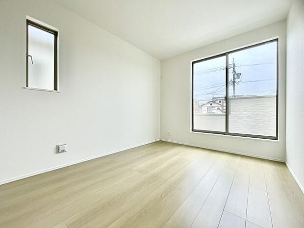 ■■明るい居室■■温もりある自然光を感じていただける居室です。飽きのこないナチュラルカラーの床にホワイトの壁紙は、色褪せることのない心地良さを作ります。