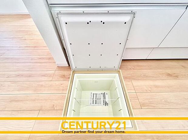 ■■床下収納■■調味料や飲料水などの保管場所、パントリーとして利用するのに便利。2Lのペットボトルもすっぽり入ります。