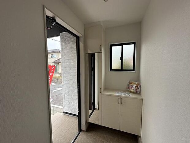 ■■玄関■■人を迎え入れる最初の場所だからこそ、清潔感がある空間にして頂ける様にゆとりあるシューズボックスを設置しました。おでかけの時も帰った時も、「我が家」を最初に感じでもらえる素敵な空間に。