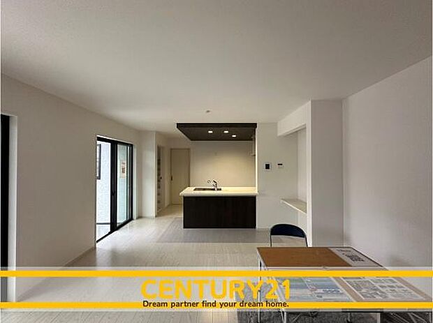 ■■憩いのリビング■■くつろぎを愉しむリビングルームは憩いの場となります。リビングとダイニングの空間機能を活かし、巧みに使い分ける発想が、ライフスタイルに新しいゆとりをもたらします。