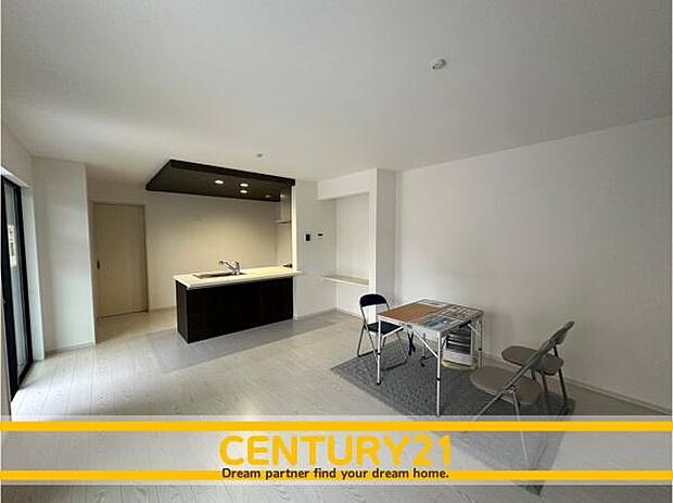 ■■ステキな時間を！■■忙しい朝でも、しっかり家族が揃って食事をして頂けるゆとりある大きさのダイニングスペース。奥様が作る手料理をカウンター越しに受けとって頂き、テーブルで囲む素敵な時間を存分に。