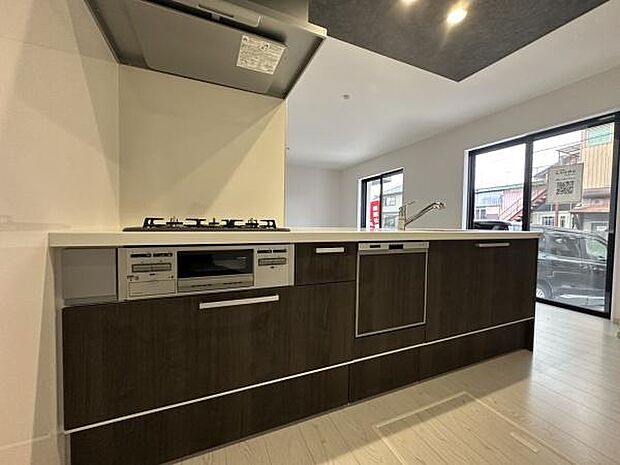 ■■対面キッチン■■キッチンは収納数もさる事ながら、リビングで寛ぐ家族や小さなお子様を見守りながら料理が出来る「対面式の温もり設計」。キッチンから立ち込める香りが今日の料理を期待させます