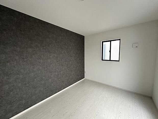 ■■メインベッドルーム■■クローゼット付の広い主寝室。プライベートを保ちながらもバランスよく配置された窓から緩やかな陽が射し込み、広い空間を光が満たしていきます。