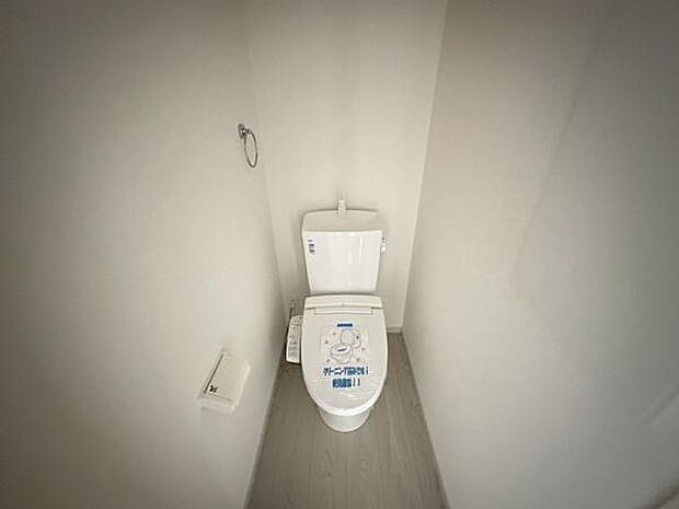 ■■Toilet■■清潔な空間を保ちたいトイレはオフホワイトでまとめました。毎日使う場所だからこそお手入れも楽々にできる機能が搭載されております。汚れが付着しにくい便器はお掃除も楽々です。
