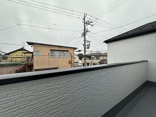 ■■開放感感じるバルコニー■■頬をなでる優しい風を感じることが出来るバルコニー。つい深呼吸をしたくなる気持ちの良い場所はこのお部屋の自慢です。お洗濯物を干すスペースとしても十分な広さがあります。