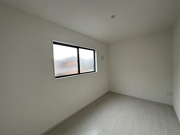 ■■明るい居室■■温もりある自然光を感じていただける居室です。飽きのこないナチュラルカラーの床にホワイトの壁紙は、色褪せることのない心地良さを作ります。