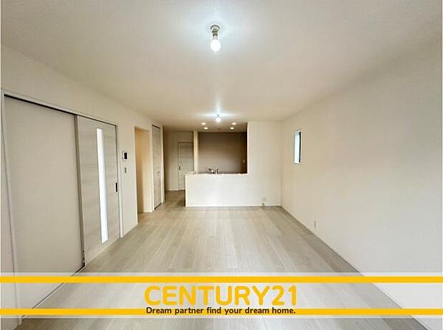 ■■憩いのリビング■■くつろぎを愉しむリビングルームは憩いの場となります。リビングとダイニングの空間機能を活かし、巧みに使い分ける発想が、ライフスタイルに新しいゆとりをもたらします。