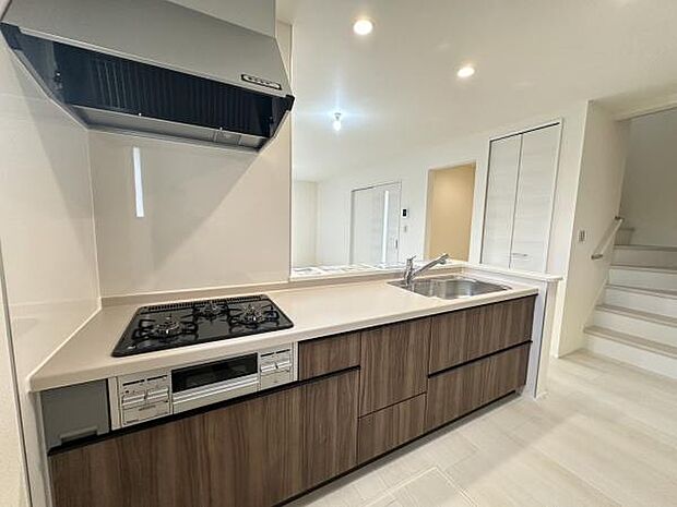 ■■対面キッチン■■キッチンは収納数もさる事ながら、リビングで寛ぐ家族や小さなお子様を見守りながら料理が出来る「対面式の温もり設計」。キッチンから立ち込める香りが今日の料理を期待させます