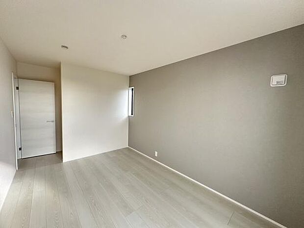 ■■メインベッドルーム■■ウォークinクローゼット付の広い主寝室。プライベートを保ちながらもバランスよく配置された窓から緩やかな陽が射し込み、広い空間を光が満たしていきます。