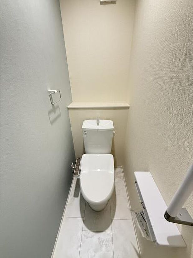 ■■Toilet■■清潔な空間を保ちたいトイレはオフホワイトでまとめました。毎日使う場所だからこそお手入れも楽々にできる機能が搭載されております。汚れが付着しにくい便器はお掃除も楽々です。