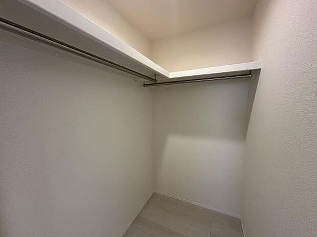 ■■何でも入る■■各居室のクローゼットはスーツ類から丈の長いコート類まで何でも収納できる便利なスペースです。衣装ケースと併用することでセーター類なども収納でき自分だけのスペースにできます。