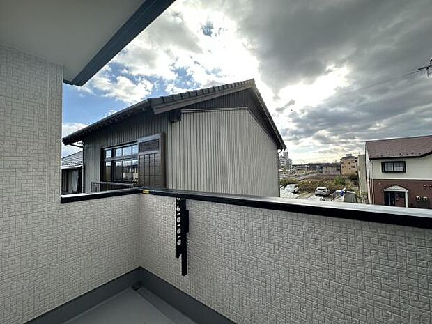 ■■開放感感じるバルコニー■■頬をなでる優しい風を感じることが出来るバルコニー。つい深呼吸をしたくなる気持ちの良い場所はこのお部屋の自慢です。お洗濯物を干すスペースとしても十分な広さがあります。