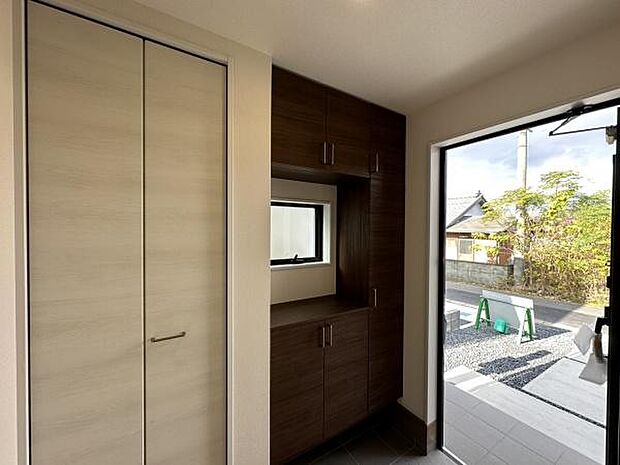 ■■玄関■■人を迎え入れる最初の場所だからこそ、清潔感がある空間にして頂ける様にゆとりあるシューズボックスを設置しました。おでかけの時も帰った時も、「我が家」を最初に感じでもらえる素敵な空間に。