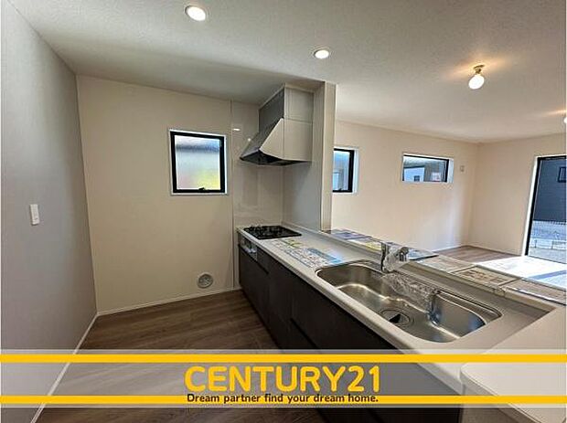 ■■広々キッチン■■大型の冷蔵庫やレンジボードもしっかり置ける広々としたキッチンスペースが大事。ゆとりある空間で作業ができるとお料理の腕も日に日に上がりそうな気がしてきます。