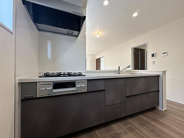 ■■対面キッチン■■キッチンは収納数もさる事ながら、リビングで寛ぐ家族や小さなお子様を見守りながら料理が出来る「対面式の温もり設計」。キッチンから立ち込める香りが今日の料理を期待させます