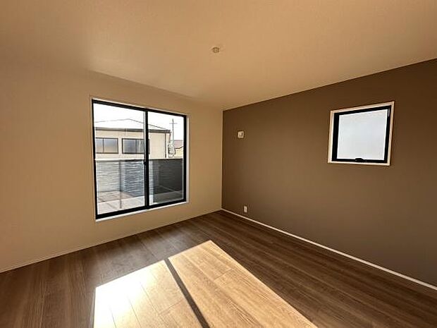 ■■メインベッドルーム■■ウォークinクローゼット付の広い主寝室。プライベートを保ちながらもバランスよく配置された窓から緩やかな陽が射し込み、広い空間を光が満たしていきます。