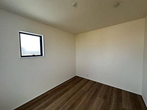 ■■明るい居室■■温もりある自然光を感じていただける居室です。飽きのこないナチュラルカラーの床にホワイトの壁紙は、色褪せることのない心地良さを作ります。