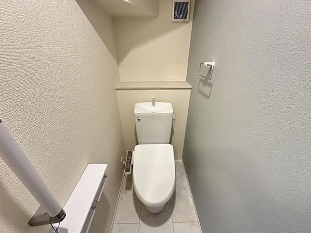 ■■Toilet■■清潔な空間を保ちたいトイレはオフホワイトでまとめました。毎日使う場所だからこそお手入れも楽々にできる機能が搭載されております。汚れが付着しにくい便器はお掃除も楽々です。