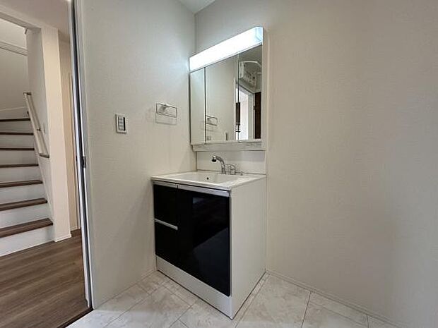 ■■清潔な空間■■毎日使うものだから清潔な空間を保ちたい水回り。洗面にはそんな願いを解消させてくれる収納アイデアが満載です。三面鏡の裏側にはキャビネットが現れ小物から背の高い物まで収納できます。