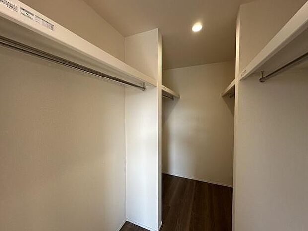 ■■何でも入る■■各居室のクローゼットはスーツ類から丈の長いコート類まで何でも収納できる便利なスペースです。衣装ケースと併用することでセーター類なども収納でき自分だけのスペースにできます。