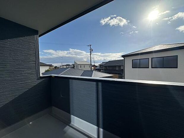 ■■開放感感じるバルコニー■■頬をなでる優しい風を感じることが出来るバルコニー。つい深呼吸をしたくなる気持ちの良い場所はこのお部屋の自慢です。お洗濯物を干すスペースとしても十分な広さがあります。