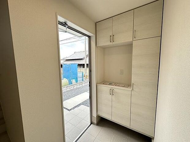 ■■玄関■■人を迎え入れる最初の場所だからこそ、清潔感がある空間にして頂ける様にゆとりあるシューズボックスを設置しました。おでかけの時も帰った時も、「我が家」を最初に感じでもらえる素敵な空間に。