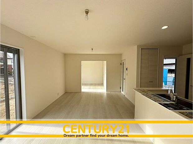 ■■ステキな時間を!■■忙しい朝でも、しっかり家族が揃って食事をして頂けるゆとりある大きさのダイニングスペース。奥様が作る手料理をカウンター越しに受けとって頂き、テーブルで囲む素敵な時間を存分に。